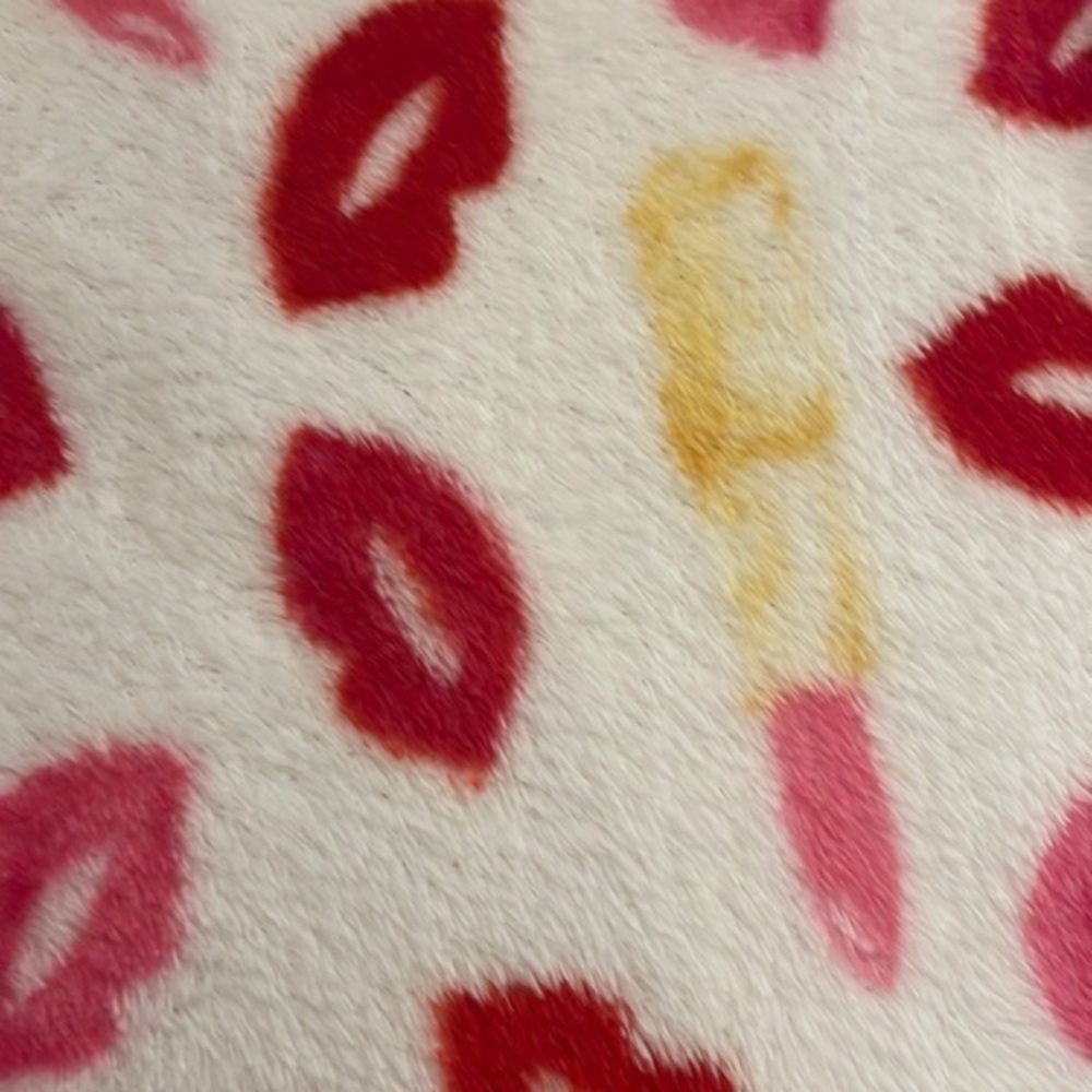 Velvet lip throw